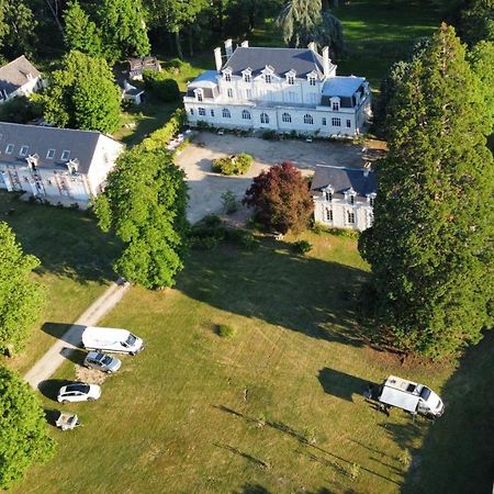 Château Campsite: Rustic Outdoor Experience Brain-sur-Allonnes Exterior photo