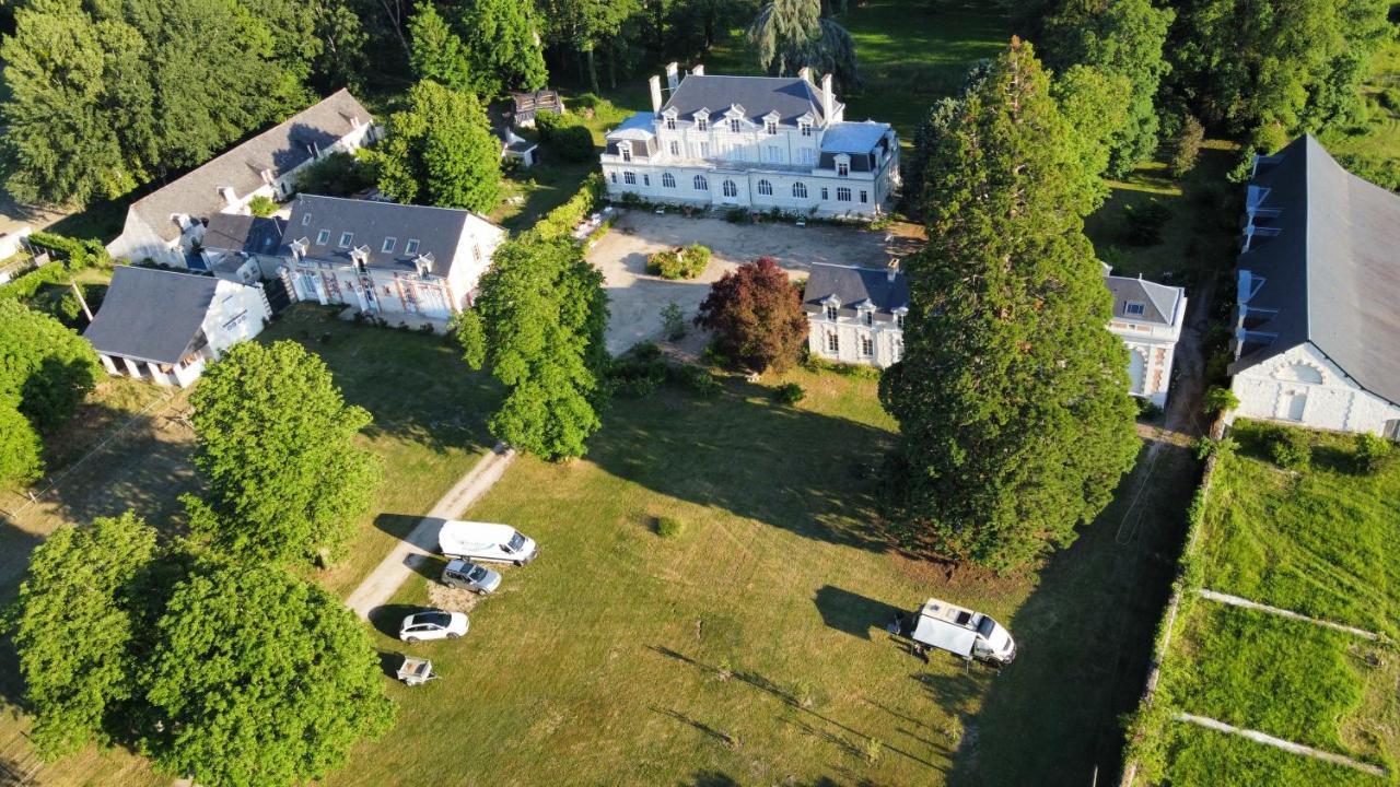 Château Campsite: Rustic Outdoor Experience Brain-sur-Allonnes Exterior photo