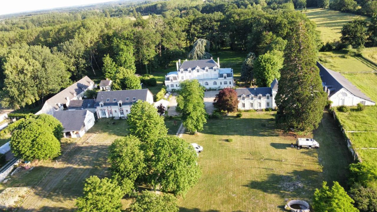 Château Campsite: Rustic Outdoor Experience Brain-sur-Allonnes Exterior photo
